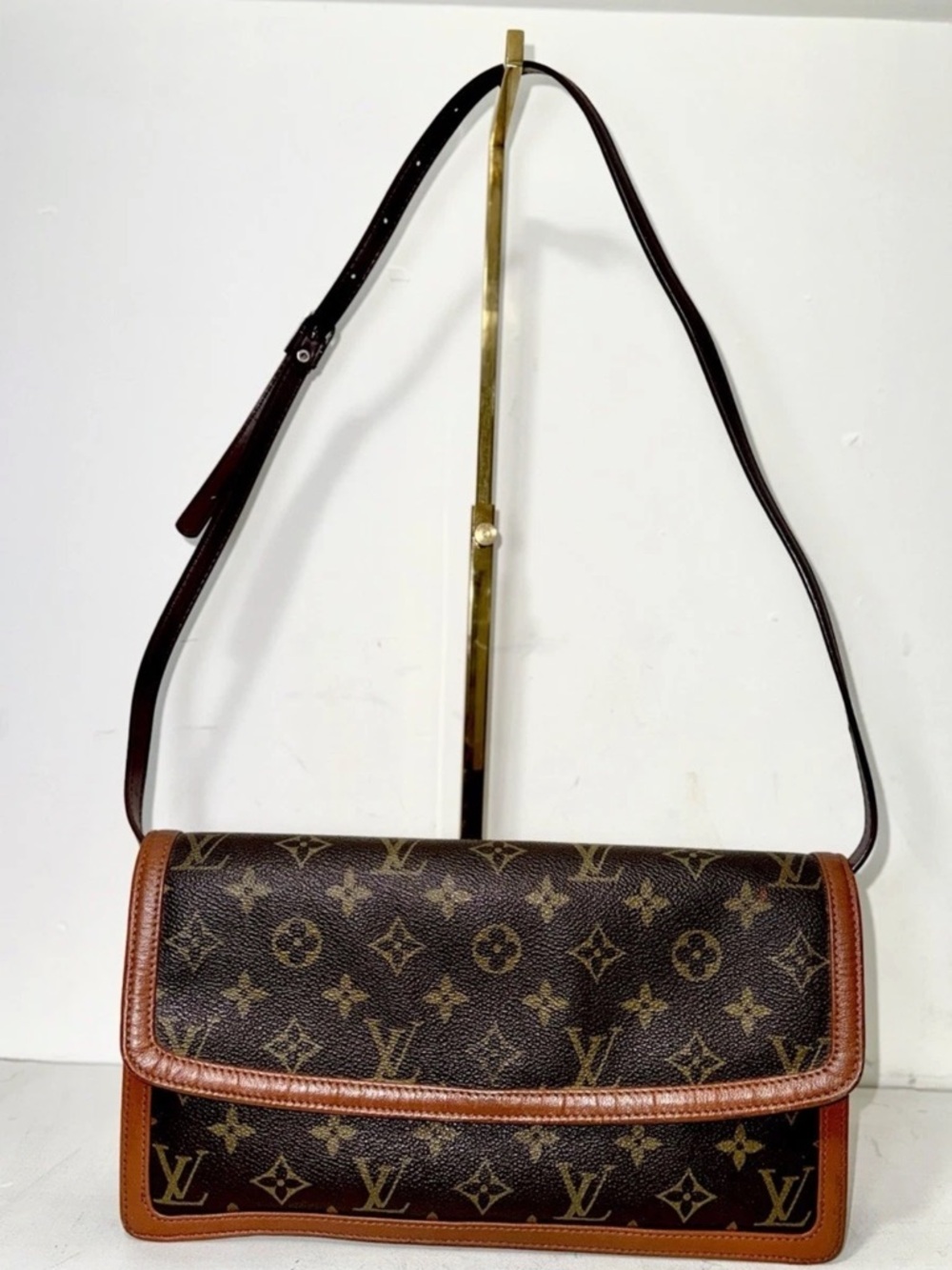 LOUIS VUITTON Monogram Dame Crossbody - Picture 13 of 13